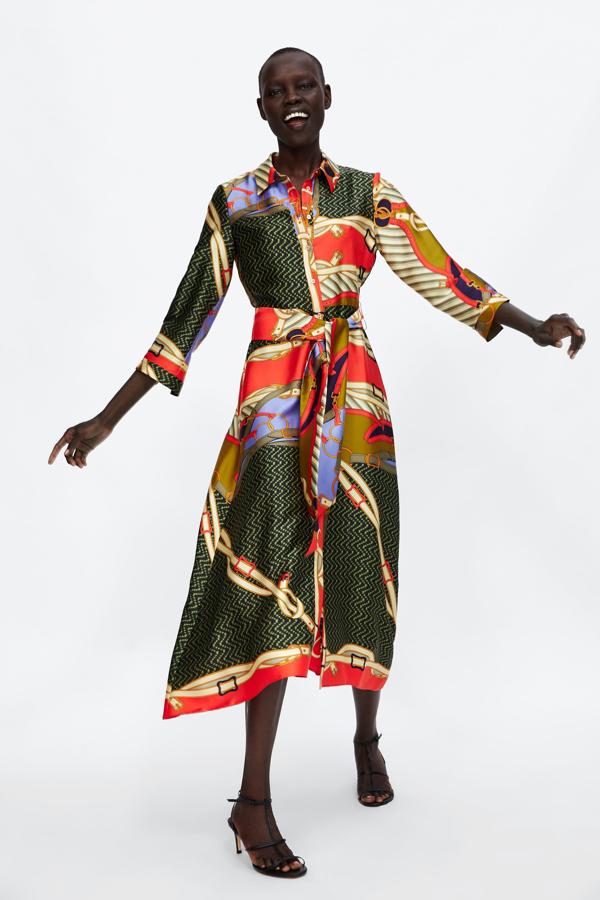 Otro de los  vestidos de la nueva colección de Zara  por el que hemos apostado como un imprescindible en el armario de las mujeres con estilo es este de estampado pañuelo e inspiración retro. Cuesta 49.95 euros, y te arrepentirás de no habertélo comprado cuando aún quedan tallas.