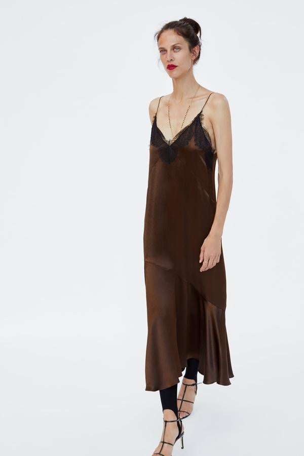Tan sencillo y tan perfecto. Este 'slip dress' de la nueva colección de Zara nos ha enamorado, y estamos seguras de que va a ser uno de los más buscados, así que date prisa... Precio: 49.95 euros.