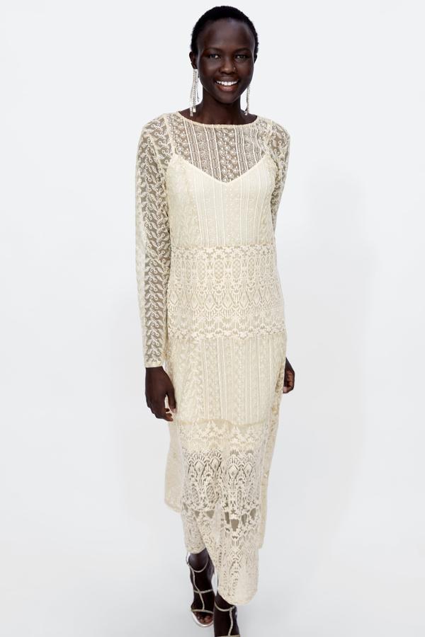 Una cala en Ibiza, un acantilado remoto en una isla de Grecia o una playa paradisiaca del Caribe serían los escenarios donde imaginamos a una novia descalza y con pamelón (al más puro estilo Jacquemus) luciendo este vestido de Zara.