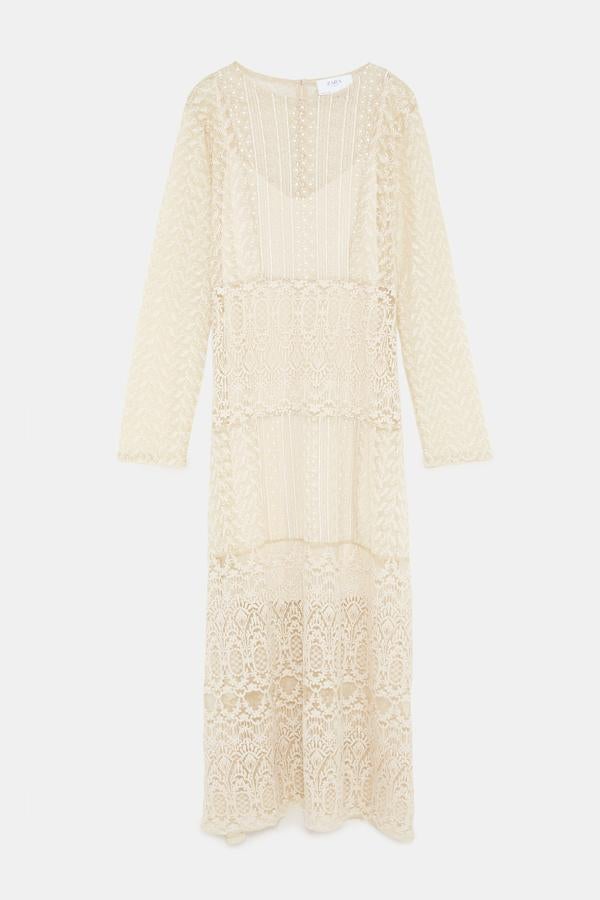 Por cierto, el vestido de Zara cuesta solo 39.95 euros. ¿Quién dijo que casarse tenía que ser caro?