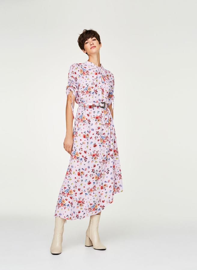 Con cintuirón, de corte retro y estampado de flores, 129 euros.