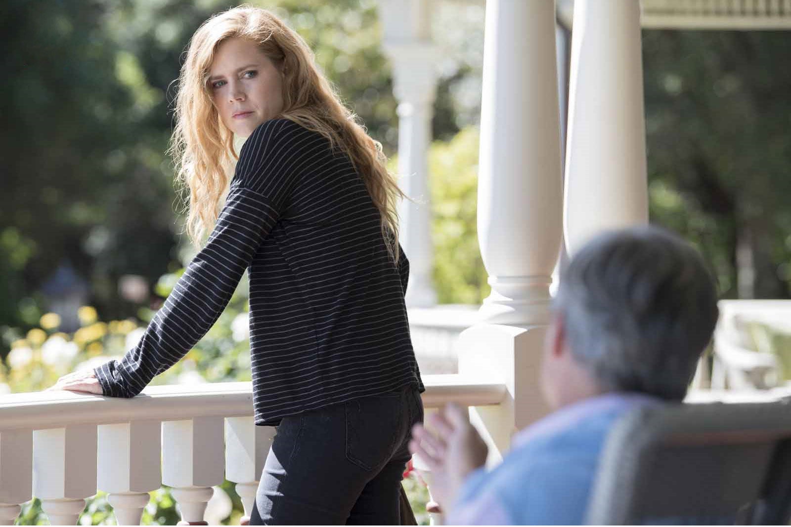 'Heridas abiertas' / 'Sharp Objects': Amy Adams protagoniza la serie fenómeno de HBO, en el papel de Camille Preaker. Una joven periodista con trastornos psicológicos tiene que cubrir los asesinatos que han tenido lugar en su pueblo natal. Allí se encontrará no sólo con su pasado, sino también con las nomas estrictas de una madre que no acepta quién es.