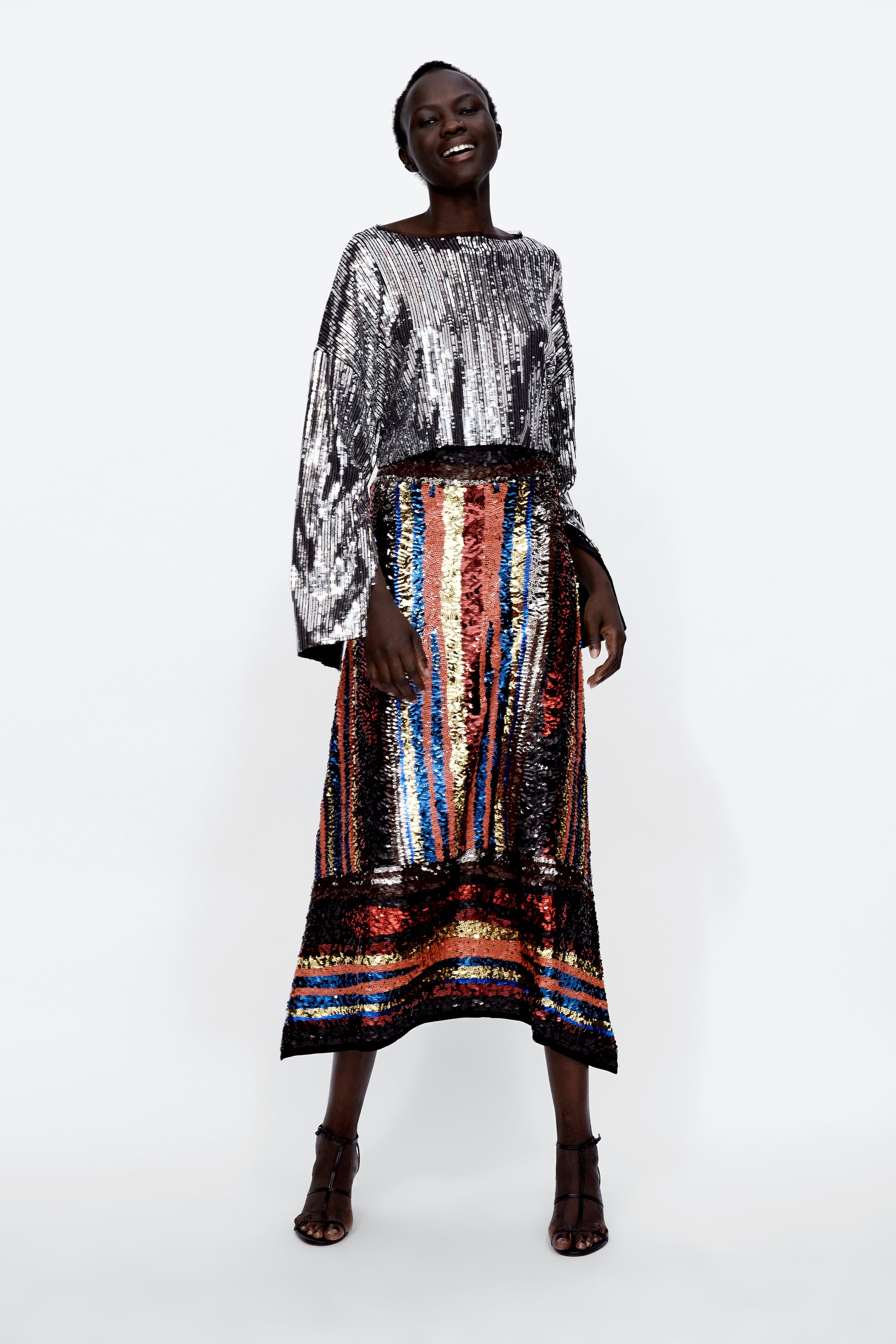 Esta camiseta corta lo mismo eleva una falda negra a la categoría de formal, que acompaña a unos vaqueros y los convierte en tendencia.