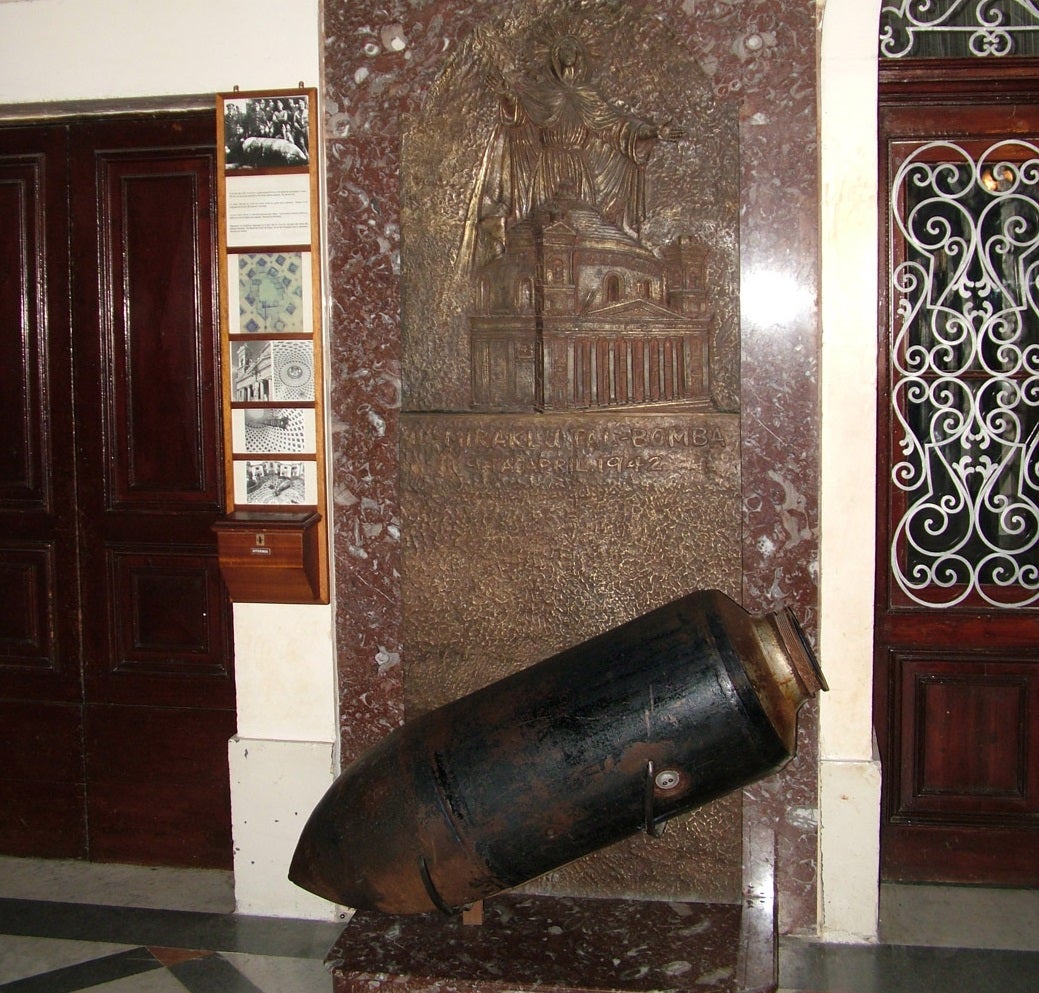 Durante la primavera y verano de 1942 Malta vivió su periodo más crítico desde el Gran Asedio de 1565, con intensos bombardeos aéreos en el marco de la II Guerra Mundial. El 9 de abril de ese año unos 300 feligreses recibían misa en la Rotunda de Mosta cuando un proyectil cayó directamente dentro de la iglesia. De milagro no llegó a detonar, salvando a los allí presentes de una muerte segura. En honor a este episodio, en la sacristía de la iglesia se conserva una réplica de esa bomba.