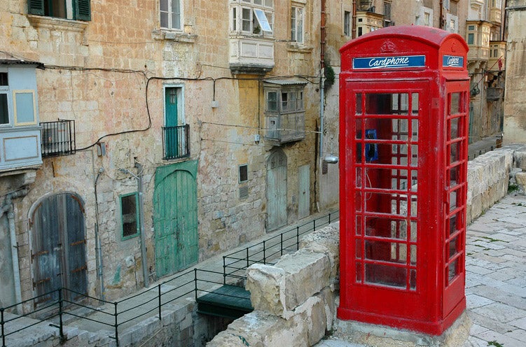 Colonia británica hasta 1964, en Malta siguen perdurando algunos rasgos típicos de la cultura anglosajona. Si estás pensando en alquilar un coche para contemplar por cuenta propia la belleza de las islas, debes saber que en el archipiélago conducen por el lado derecho. Y por supuesto sin olvidarnos tampoco de las cabinas telefónicas, con ese peculiar rojo que te transporta al paisaje londinense aunque, eso sí, con las bondades del clima mediterráneo.