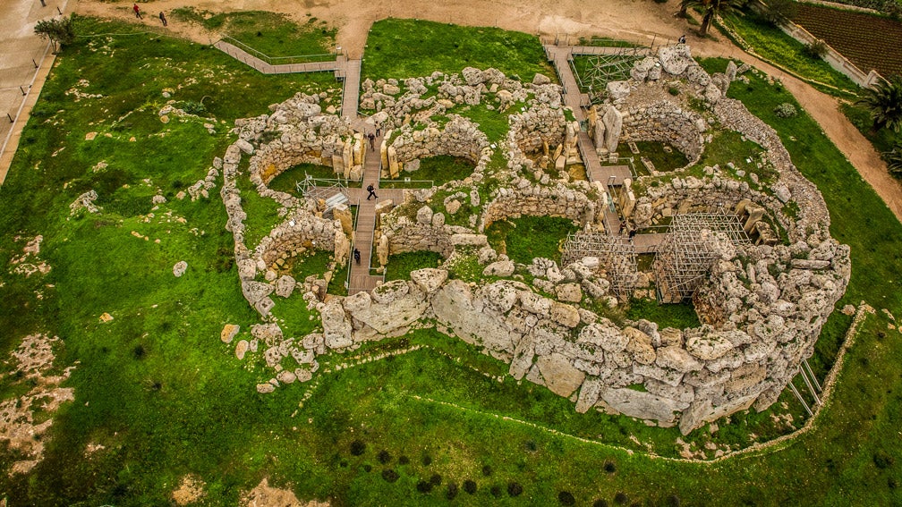 Declarados Patrimonio de la Humanidad por la UNESCO, los templos megalíticos de Malta son admirados por dejar en el archipiélago un legado prehistórico incomparable. Con un periodo cronológico de entre el 5.000 y el 2.500 a.C, tienen una antigüedad superior a las pirámides egipcias y están considerados los templos más antiguos del mundo. Destacan por su magnitud los templos de Ggantija, en la isla de Gozo, con muros de hasta seis metros de altura.