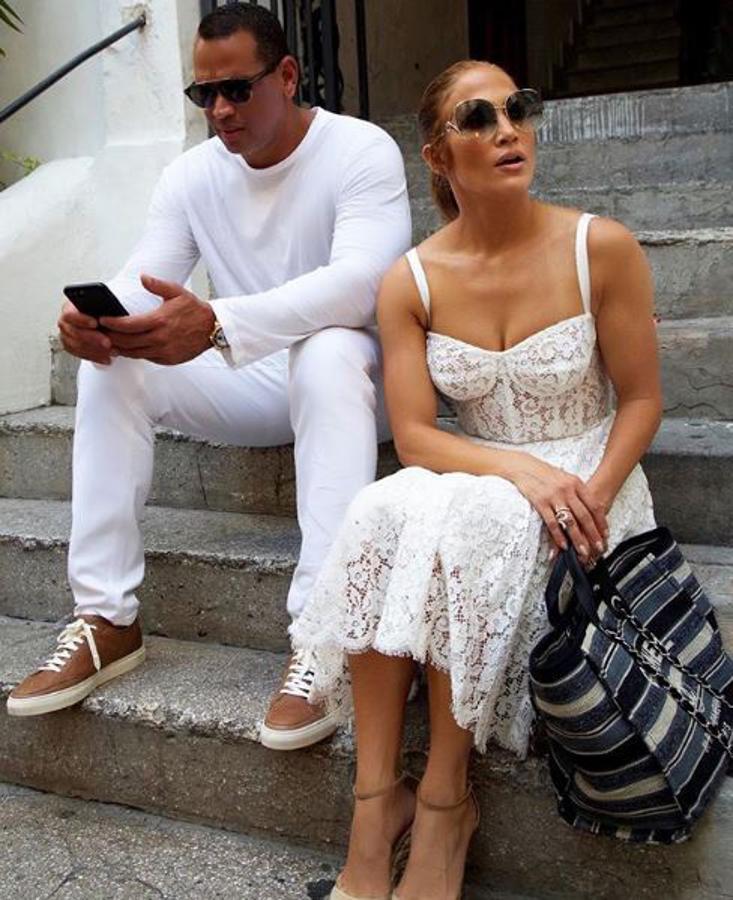 Lo cierto es que no suele acertar mucho y aunque haya looks de JLo dignos de mencionar (como el de las  botas vaqueras  de Versace) hay otros que también lo son, pero en el buen sentido. Este vestido de encaje blanco de Dolce & Gabbana no puede ser más bonito.