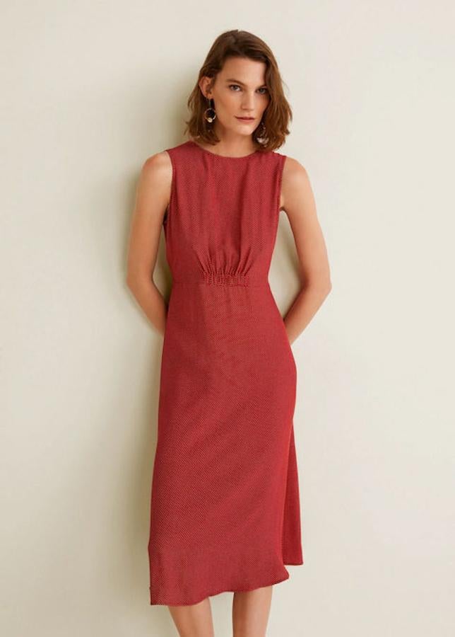 Vestido tipo midi con mini lunares, 39,99 euros.