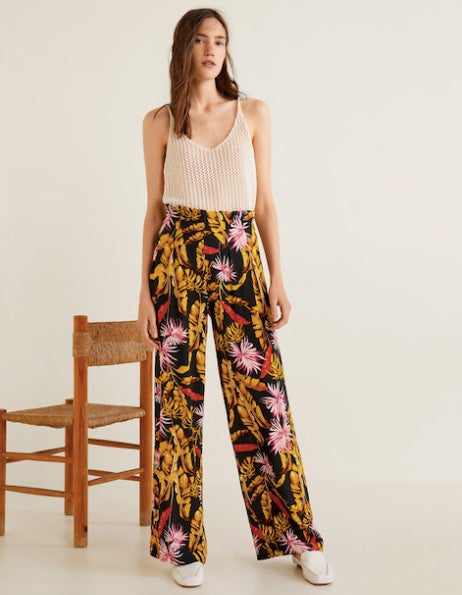 Pantalón palazzo con estampado foral de Mango: 29,99 euros.