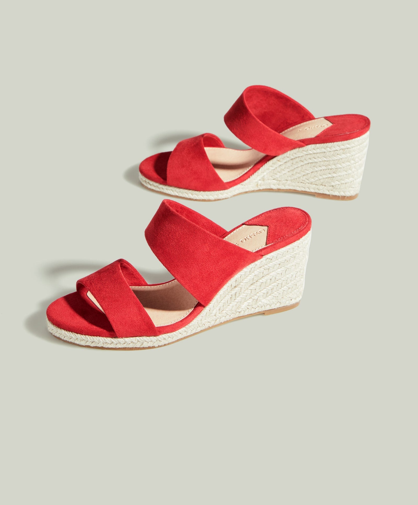 Cuña de esparto con tiras rojas de Oysho: 9,99 euros.