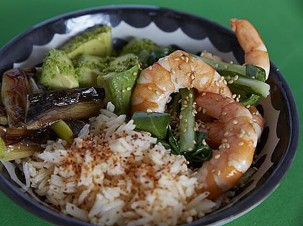 Nuestro plato de poke a base de langostinos y ajetes.