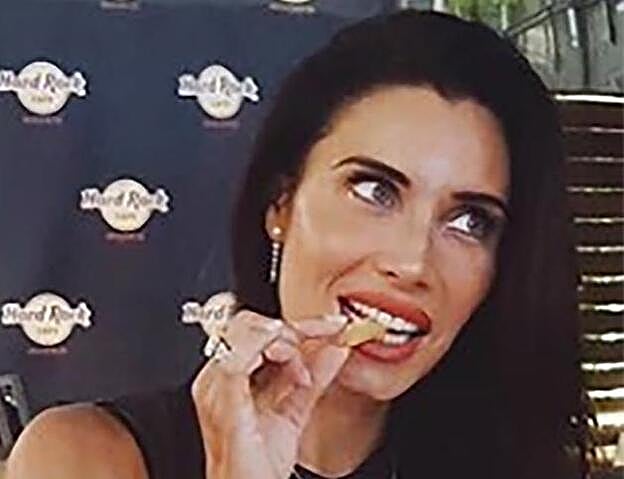 Pilar Rubio almorzando en un restaurante de comida americana.