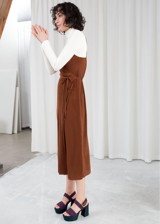 De tejido plisado que puedes llevar solo o, como en la foto, con una camiseta debajo. Este es de & Other Stories (59 €).