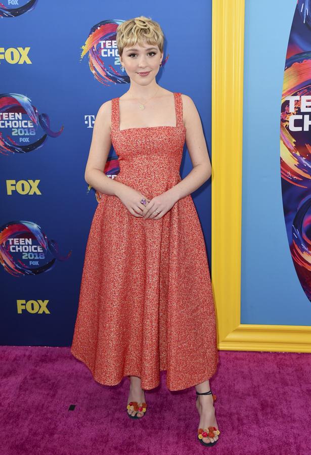 Cozi Zuehlsdorff quiso vestirse de Jennifer Lawrence en los Teen Choice Awards, y aunque no iba mal con este vestido de Lela Rose, JLaw solo hay una...