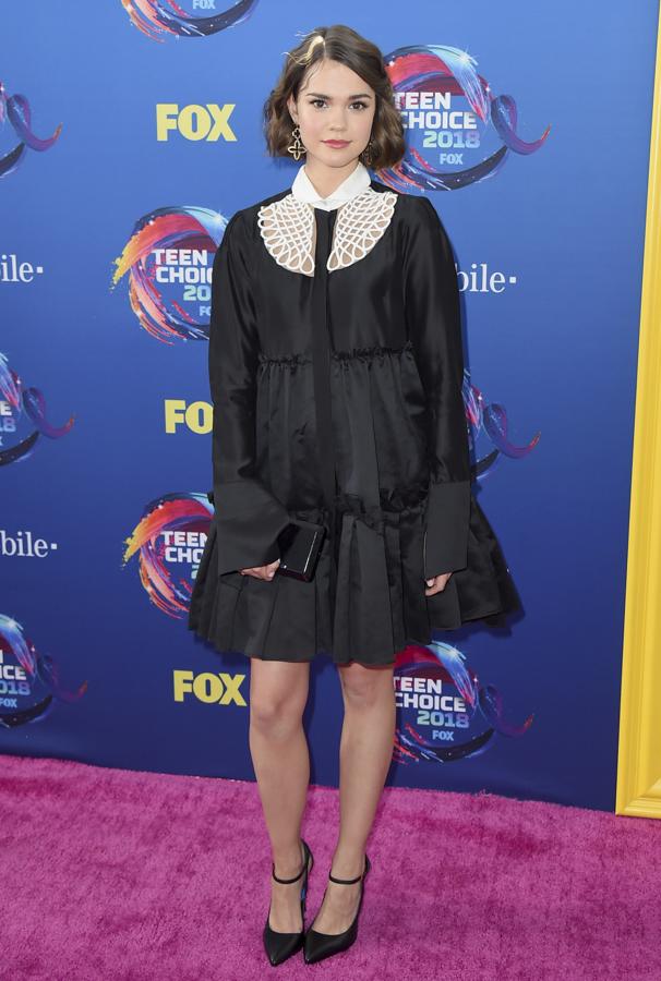Maia Mitchell se decantó por un vestido de inspiración victoriana de Mario Dice que, aunque nos gusta, le sumaba años.