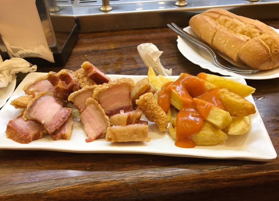 Casa Pepe (Calle Celanova, 19): O más conocido como Pepe el Guarro, pero que el nombre no te asuste porque es uno de los mejores sitios de tapas gratis de Madrid. Y sin duda una de sus tapas más conocidas son las alitas de pollo.