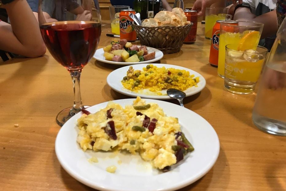 El Respiro (Calle Infantas, 34): El Respiro no es solo un bar de tapas gratis, es que es el típico bar de tapas de toda la vida que hará de tu encuentro una cita entrañable. ¡Chin chin por más sitios como este!