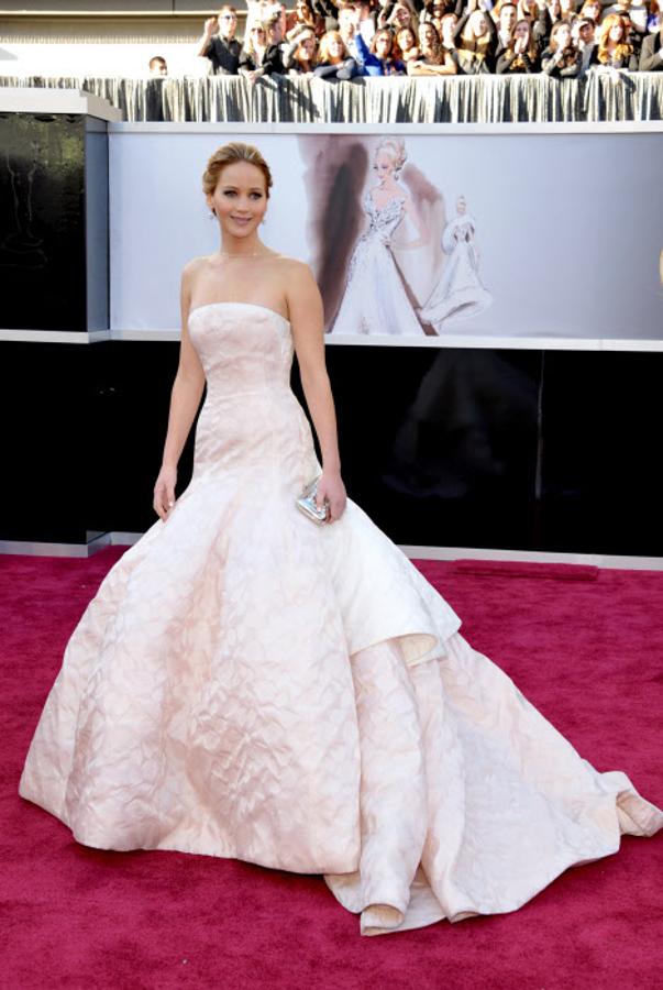 La actriz ganó el Oscar a la mejor actriz femenina en el 2013 y acudió a la ceremonia con este impresionante vestido de Dior que le hizo tropezarse justo cuando subía a recoger el premio.