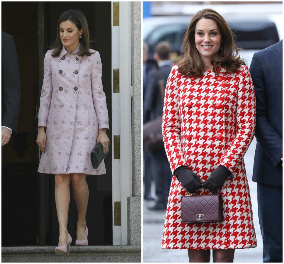 En este caso, Letizia se inspira en el estilo de Kate Middleton con este vestido-abrigo de estilo 'naive' de Carolina Herrera, así que nos quedamos con la Duquesa de Cambridge y su diseño en pata de gallo de Catherine Walker.