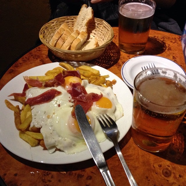 La Blanca Paloma (Calle Espiritu Santo, 21): La Blanca Paloma es uno de los mejores sitios y más baratos para cenar por Malasaña. Pides una jarra de cerveza y la tapa que más te guste y seguro que repites ronda. instagram mecomomadrid
