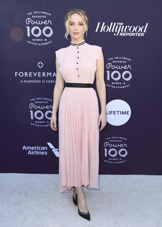 Una marca a la que no nos tiene acostumbrados, pero estaba espectacular con este vestido camisero en rosa en un evento en Los Angeles.