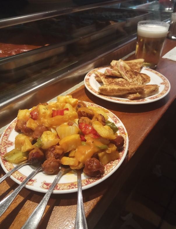 Petisqueira (Calle Churruca, 6): Un sitio de tapas gratis y abundantes en Madrid es sin duda la Petisqueira. Pero uno de sus puntos fuertes es que los camareros siempre están atentos a que no te falte nada.