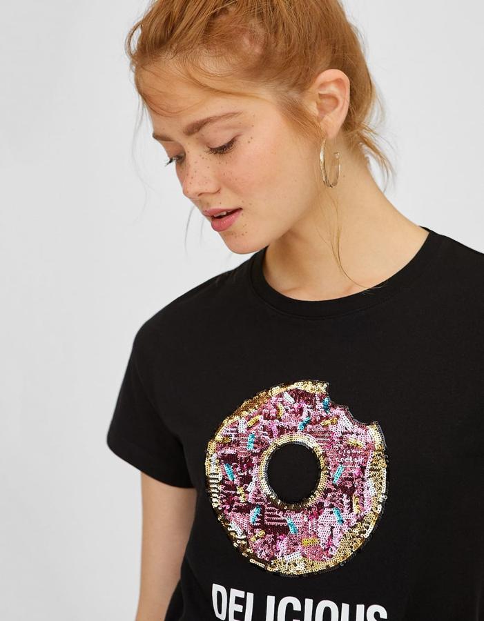 Camiseta estampada de lentejuelas, 15,99 euros.