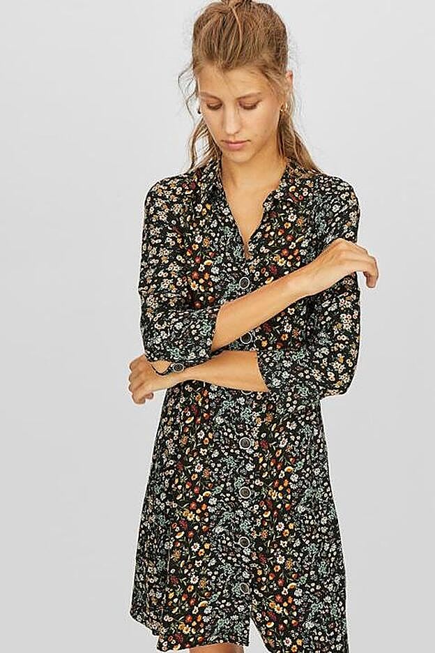 Vestido corto con estampado floral, 19,99 euros.