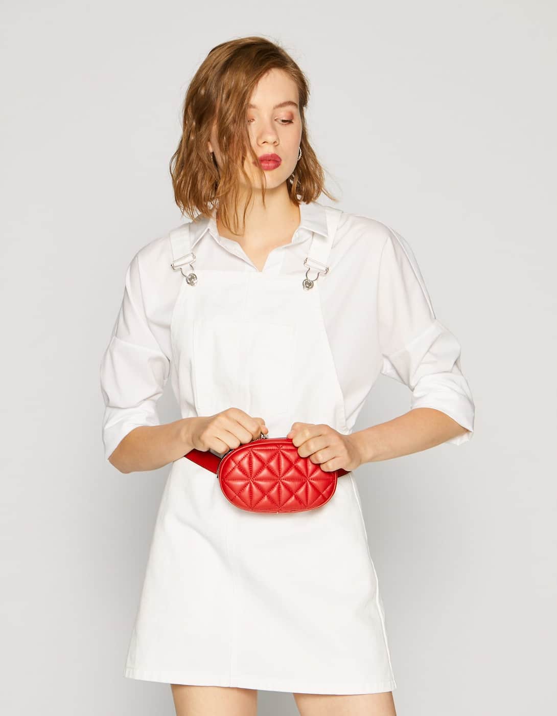 Riñonera acolchada en color rojo de Stradivarius: 12,99 euros.