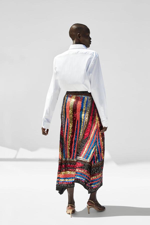En esta ocasión, la propuesta del lookbook de Zara nos parece impecable, pues esta falda midi de lentejuelas de colores queda perfecta con una camisa blanca y unas sandalias metalizadas que le dejen todo el protagonismo del look.
