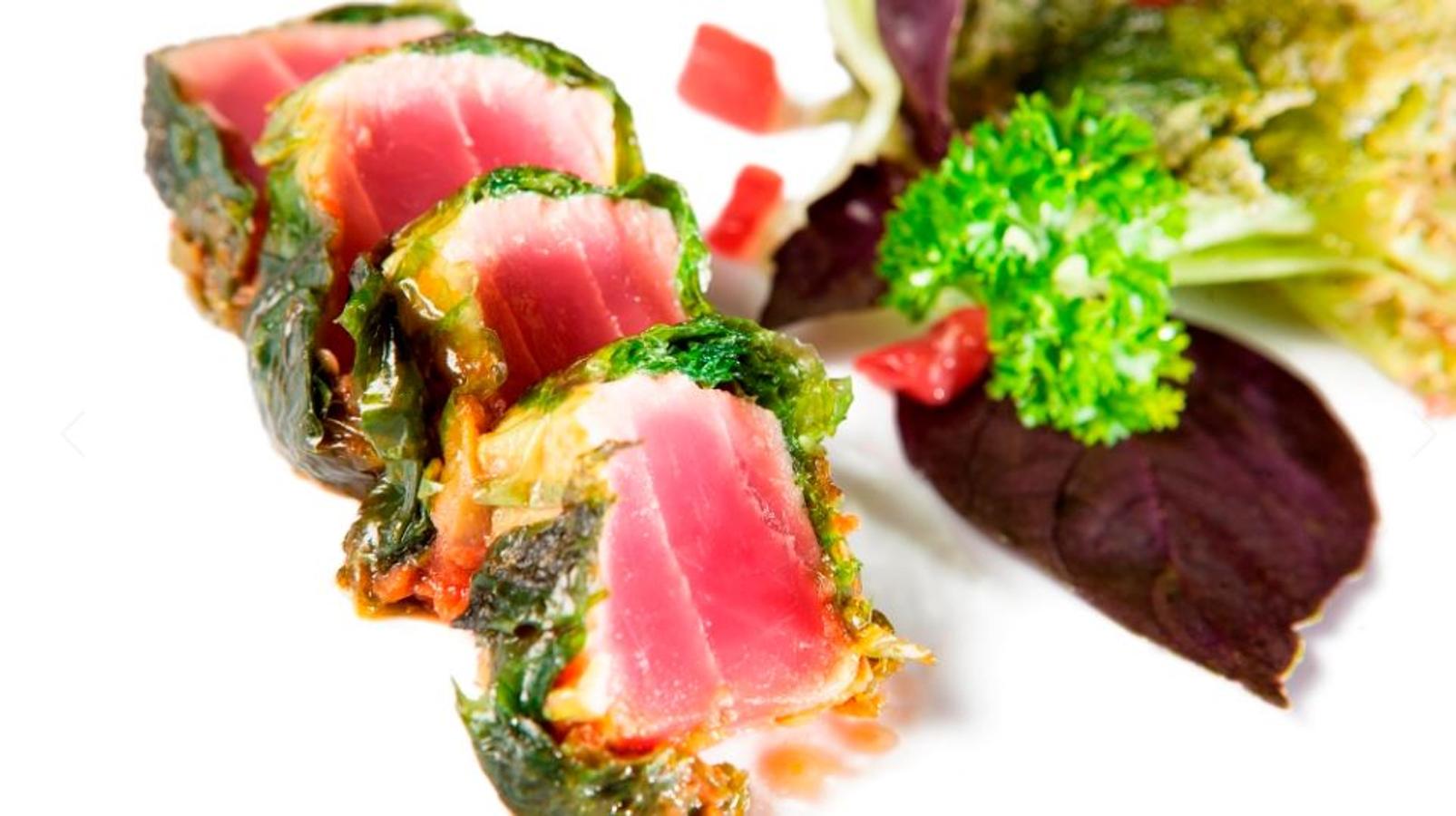 Venta Melchor, en El Colorado (en el kilómetro 18 de la Nacional 340), se inauguró en los años 60, y su tradición ha continuado de la mano del hijo de los fundadores y su mujer, Petri, que nos proponen una cocina tradicional, casera y familiar, ligada a la cuchara, con platos de verduras y caza autóctonas y pescados de la zona.