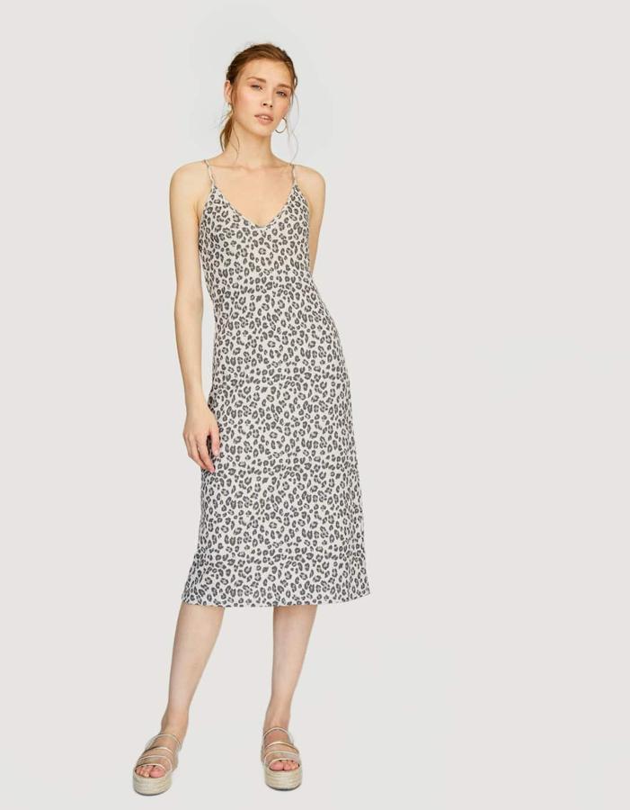 Vestido lencero de punto con estampado de leopardo, 19,99 euros.