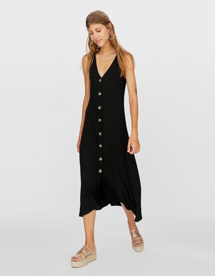 Vestido midi con botones en color negro, 25,99 euros.