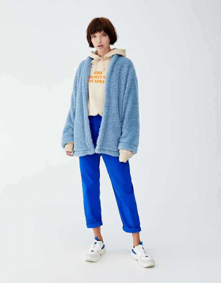 Chaqueta de peluche en color azul claro, 29,99 euros.