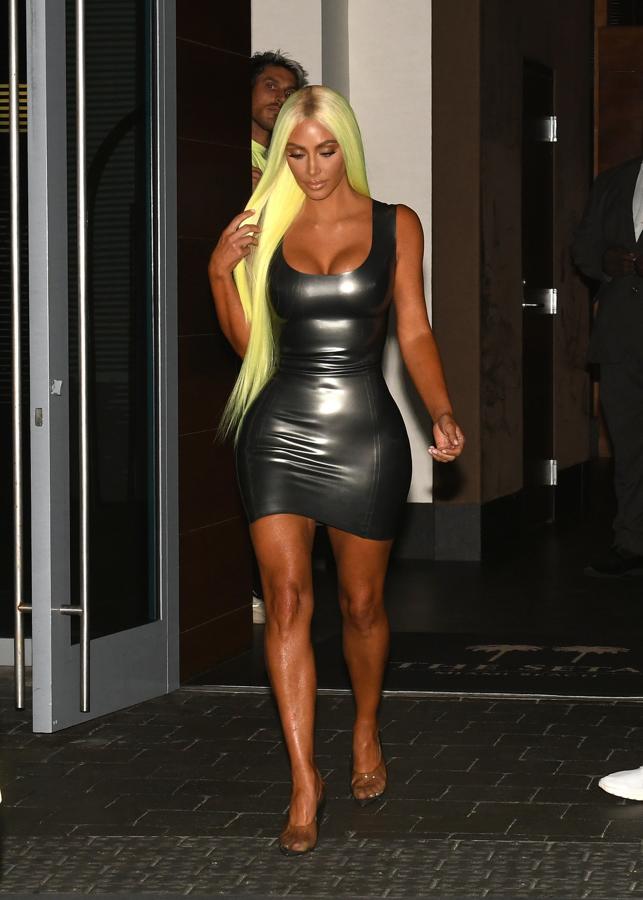 Esta foto de Kim Kardashian nos ha dejado sin palabras. No sabemos qué es peor, si el minivestido ajustadísimo y metalizado con el que se nos corta la respiración solo al mirarlo, los zapatos transparentes de PVC firmados por Yeezy, o ese pelo amarillo subrayador que se ha puesto Kim. En serio, ¿por qué?