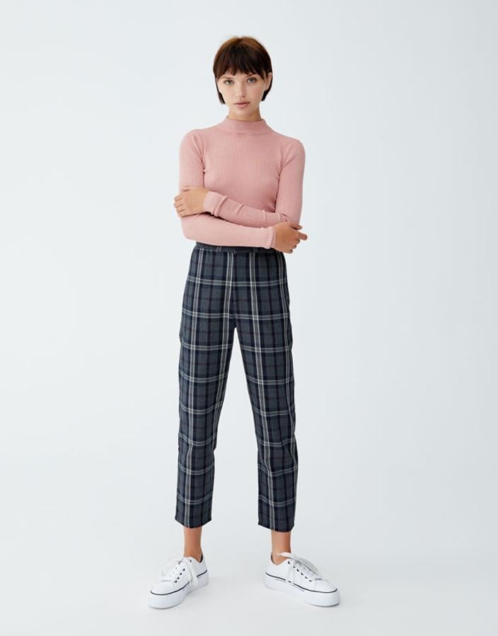 Pantalón tailoring de cuadros, 17,99 euros.