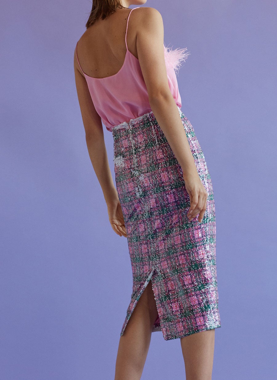 Falda de lentejuelas. ¡Siempre debes tener una en tu armario para las ocasiones más especiales! Esta es de Uterqüe y cuesta 99 euros.