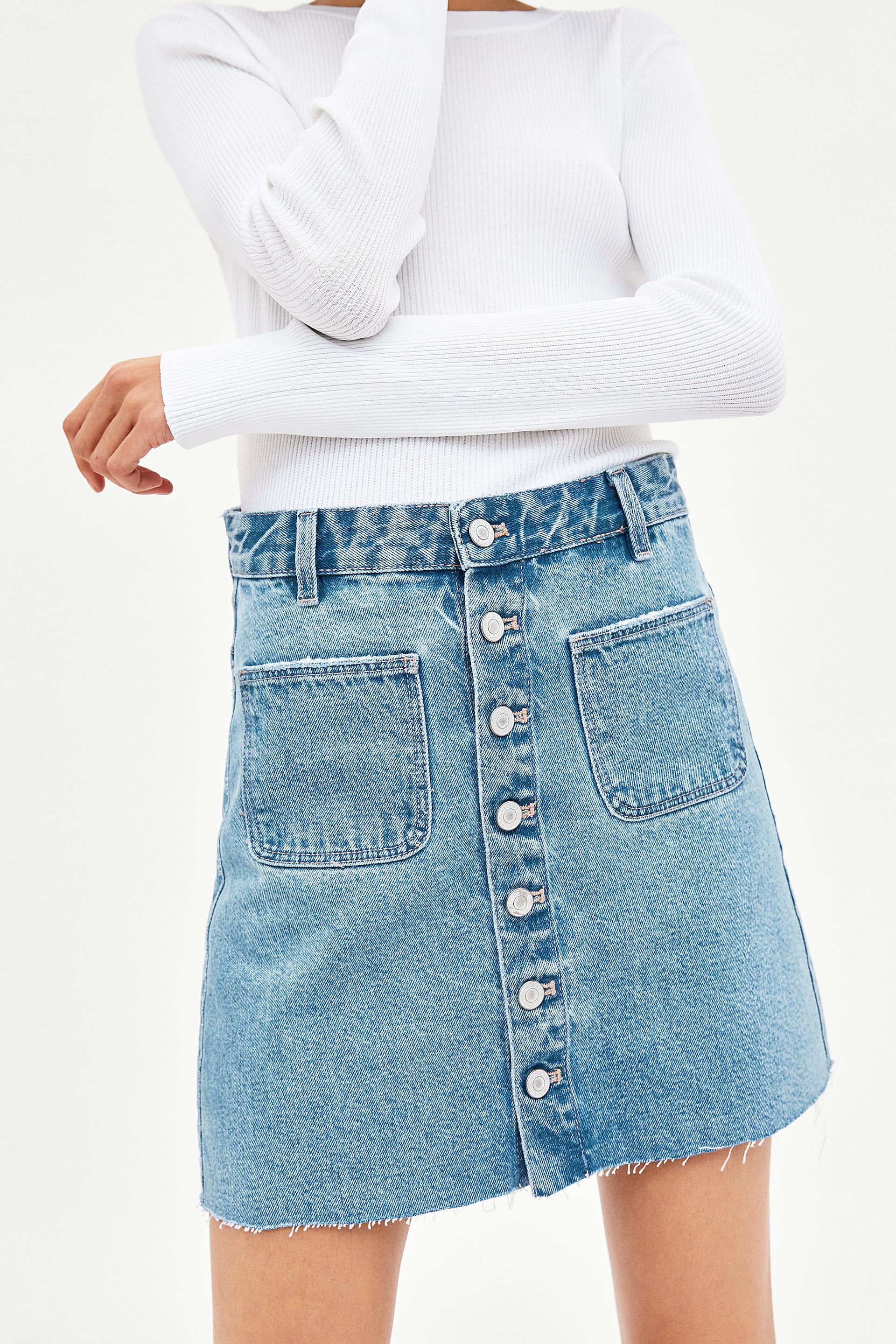 Quién no tiene una falda vaquera? Esta con botones es nuestra favorita y aún está disponible. 19,95 euros en Zara.