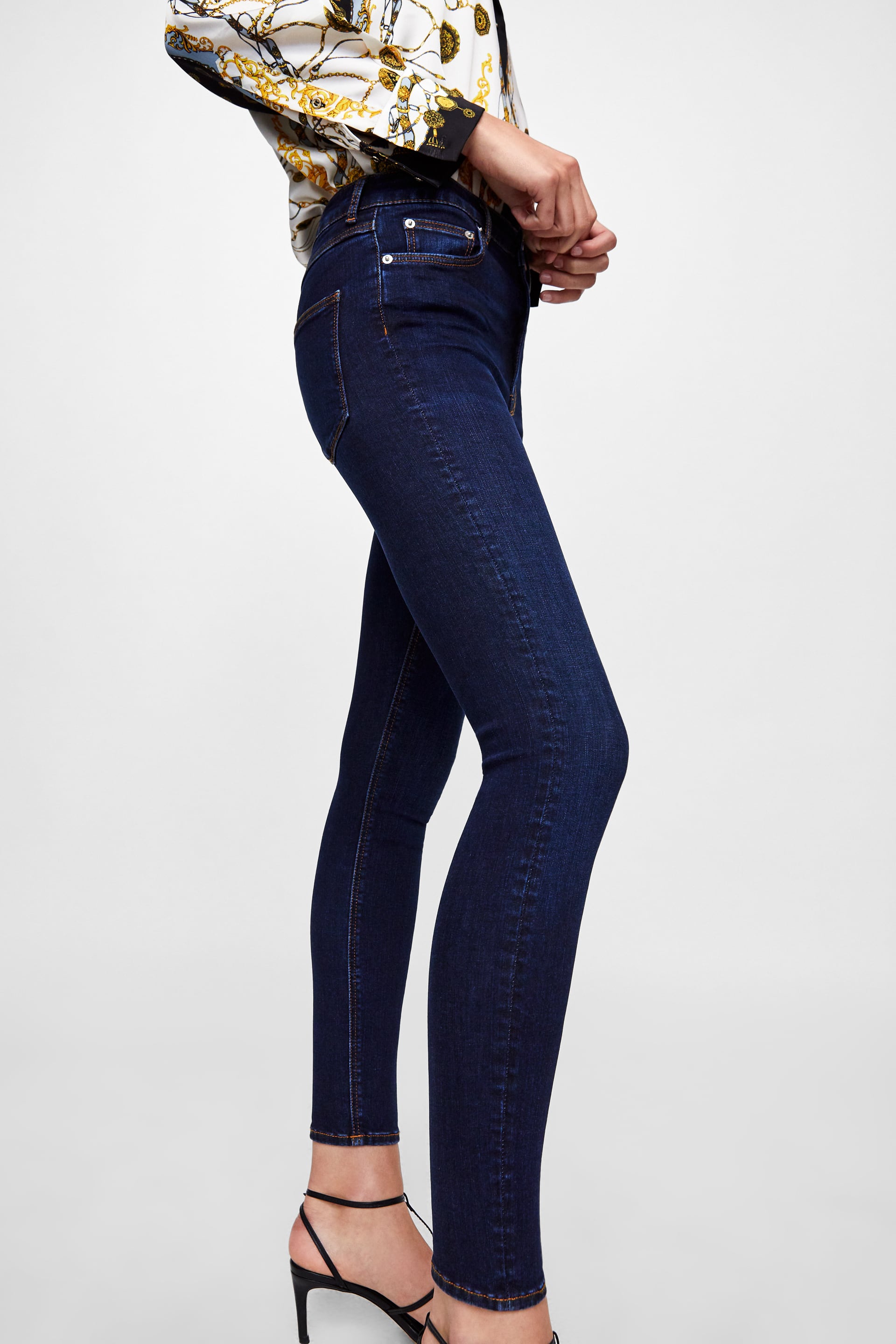 Estos jeans básicos son los que debes usar en tu día a día. Estos de Zara tienen el tiro alto y son skinny. Cuestan 29,95 euros.