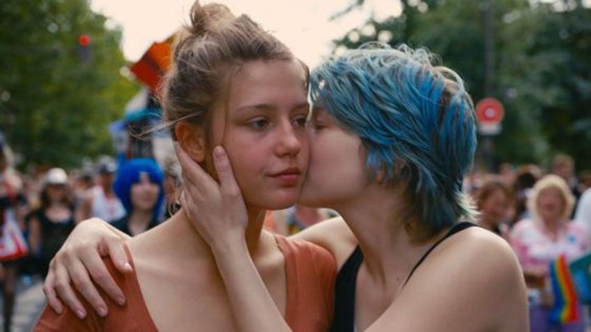 Las jóvenes Emma y Adele, las protagonista de esta peli, forman un vínculo tanto emocional como sexual y nos regalan grandes momentos eróticos, siendo la película con la escena de sexo más larga del cine