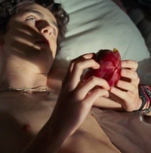 Aunque la película tiene erotismo por todos lados, la escena del melocotón los posteriores besos entre Elio y Oliver nos parecen lo más. ¿No la has visto? ¡Tienes que verla!