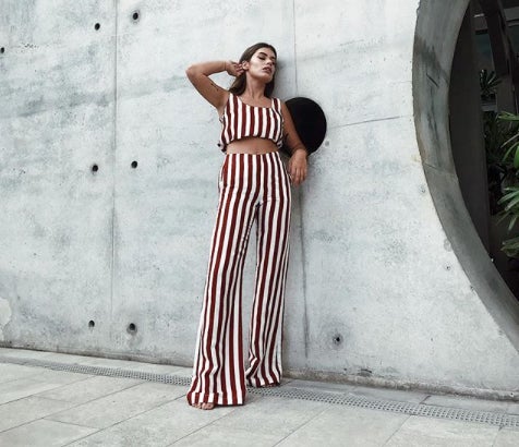 Aida Domenech lo ha sabido hacer muy bien con este look. Los pantalones palazzo estilizan mucho, y si encima los eliges con rayas verticales... ¡Parecerás muchísimo más alta!