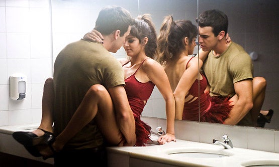 Lo de Hache con Babi fue más amor adolescente, pero cuando Hache conoció a Gin disfrutó mucho más del sexo... Y eso es así. Entre nuestras escenas favoritas se encuentra la que protagonizan en los bunkers de Barcelona, con toda la ciudad de fondo y esta en los lavabos en horario laboral.