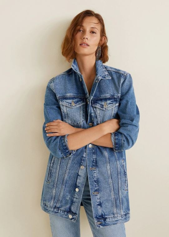 Oversize. El diseño clásico y el color ligeramente desteñido, de Mango (49,99 euros).