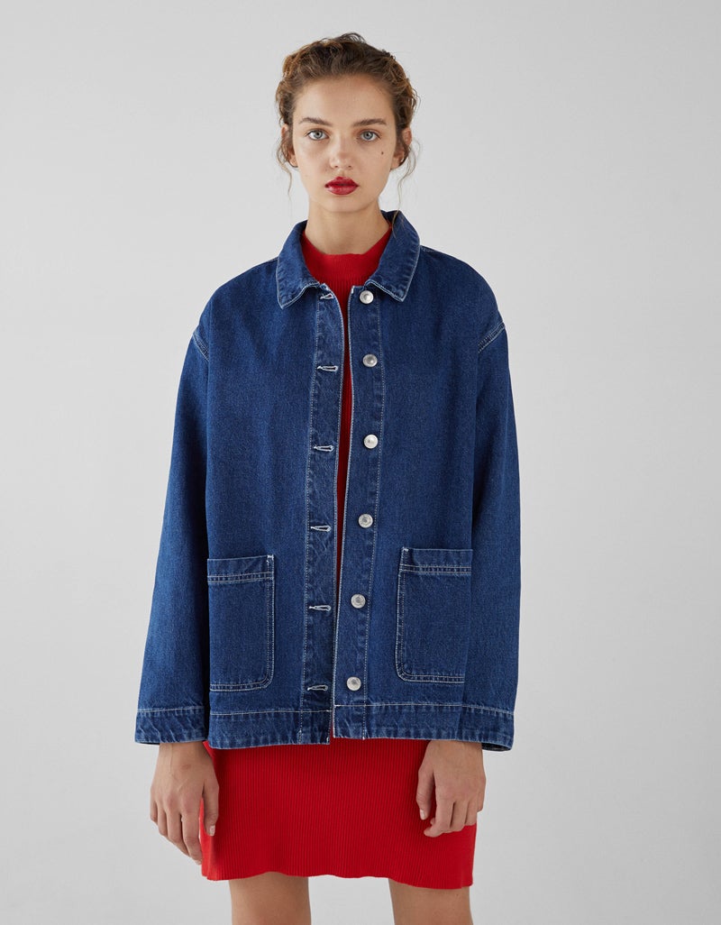 Estilo worker. Con dos grandes bolsillos de plastón, de Bershka (35,99 euros).