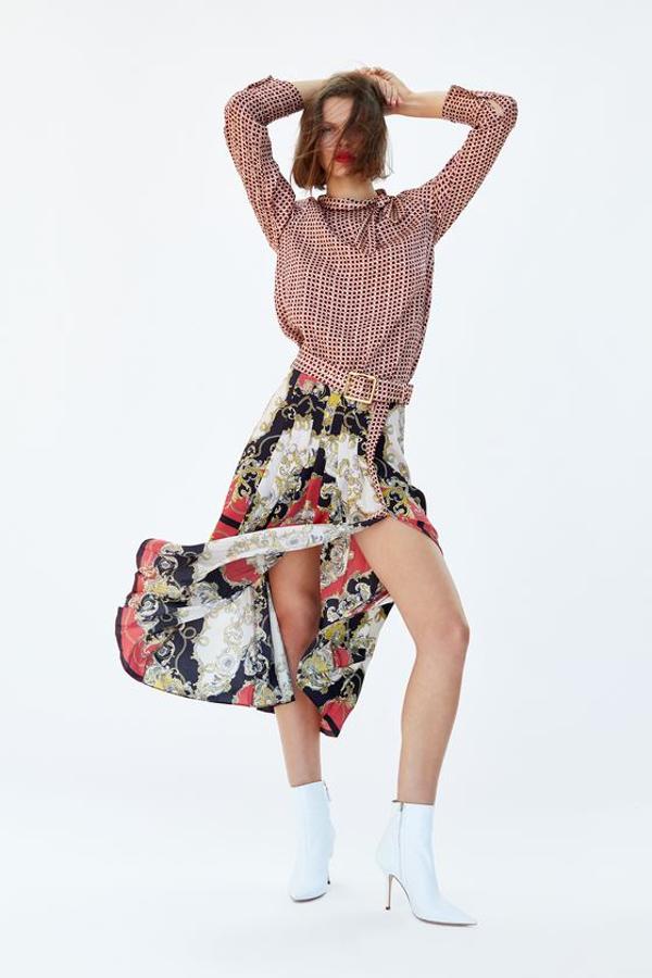 Blusa estampada con detalle de lazo, 29,95 euros.