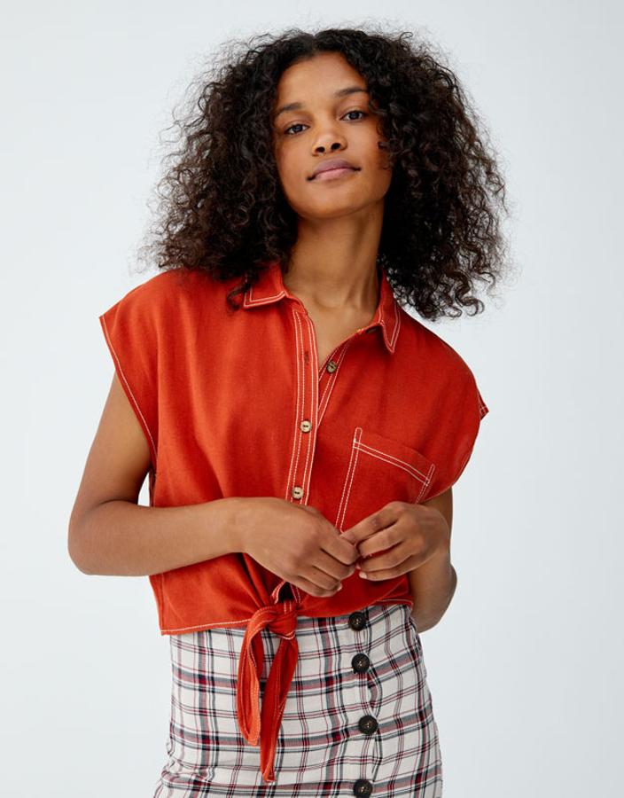 Camisa de pespunte y con detalle de nudo, 19,99 euros.