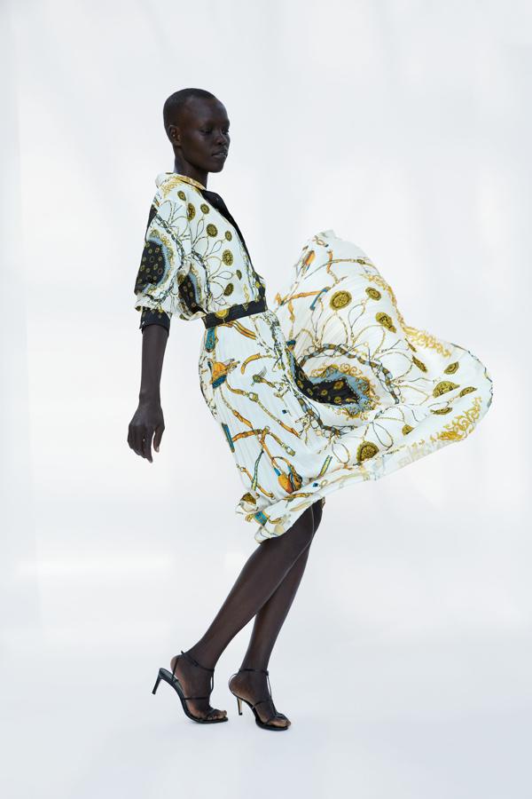 De inspiración noventera, nos encanta cómo queda este 'total look' de estampado pañuelo de Zara con blusa (39.95 euros) y falda midi plisada (59.95 euros)