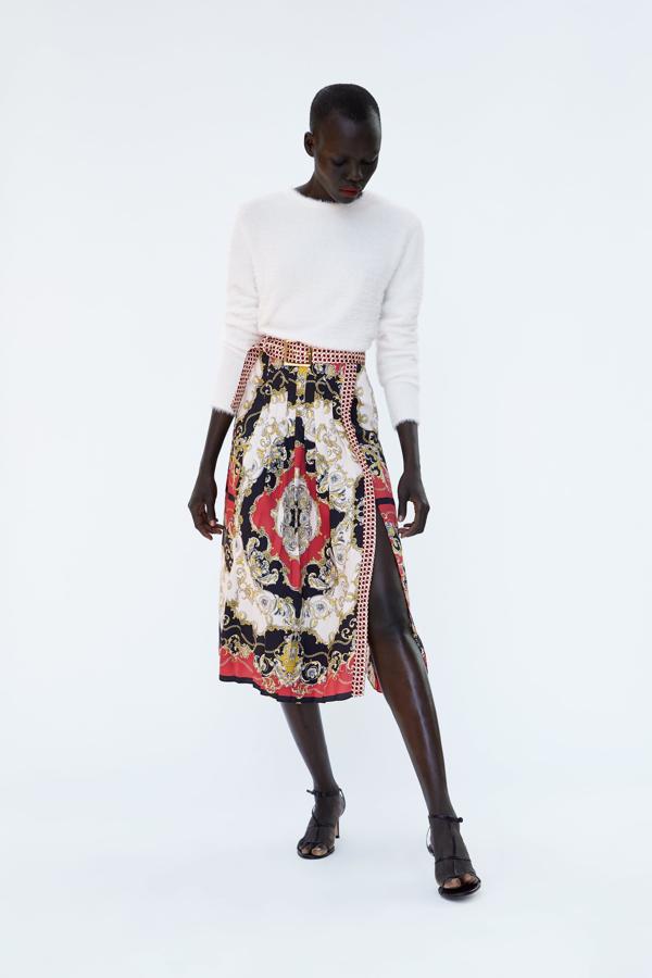Esta falda de estampado pañuelo de Zara (49.95 euros) nos tiene fascinadas. Queda fenomenal con un suéter blanco...