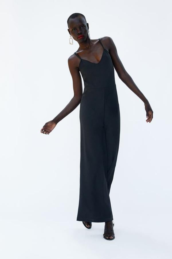 Mono de tirantes en color negro, 19,95 euros.